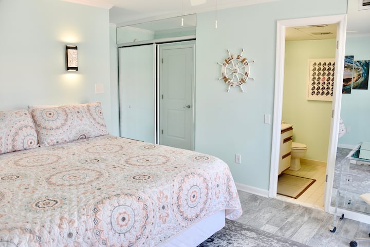 Master bedroom & bathroom