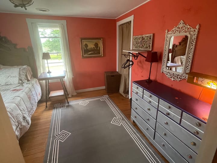 加大双人床，衣柜里有一张折叠单人床