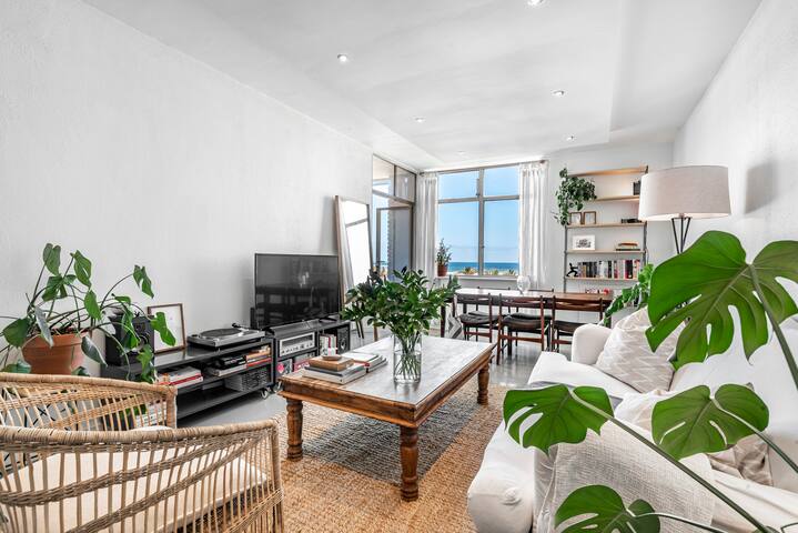 Bright, spacious apartment on Camps Bay beach! gallery image 3