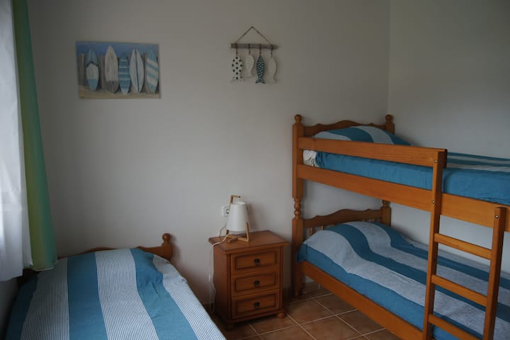 Тази стая включва 2 двуетажни легла с размери 90 см и 1 x 90 см легло, 1 вентилатор и голям гардероб с гардероб и рафтове. Разполага с балкон с изглед към красивия парк, басейна и планината.