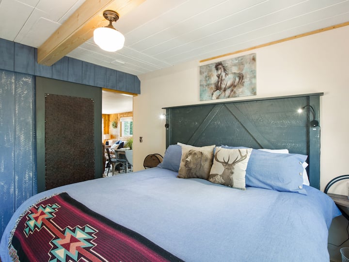 תיהנו משינה נהדרת במיטת קינג סייז, עם הרבה מצעים, 2 שידות לילה, מטען לטלפון וכספת במלון.  בחדר השינה יש מכונת כביסה ומייבש כביסה בארון.