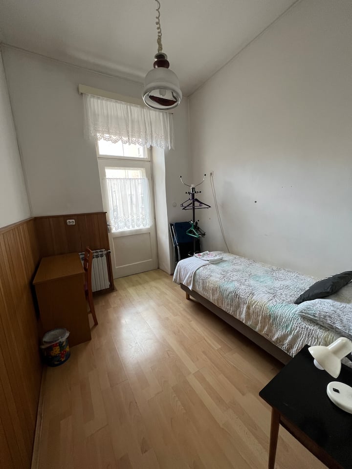 חדר שינה 2 . חדר עם מרפסת