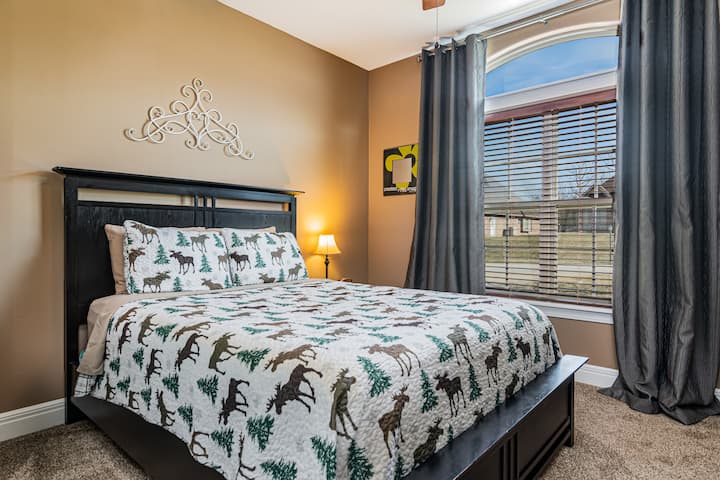 Spálňa 4 má tiež manželskú posteľ a má výhodnú polohu v blízkosti kúpeľne na chodbe!