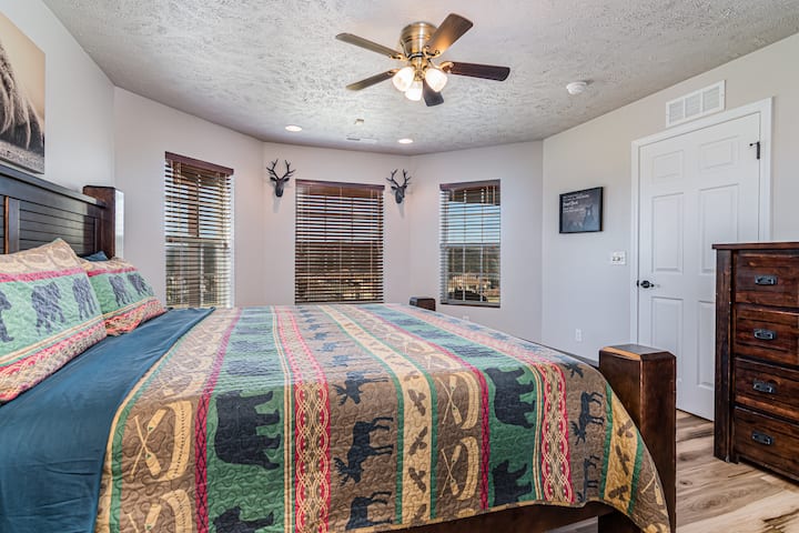 Spálňa 5 je v suteréne s manželskou posteľou King a množstvom priestoru!