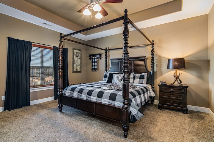 Táto luxusná posteľ s nebesami je výnimočná v apartmáne s hlavnou spálňou!