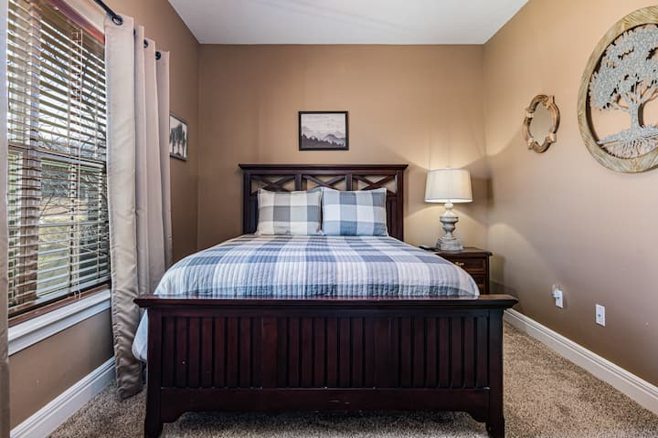 Dole na chodbe je spálňa 3 s manželskou posteľou Queen a kúpeľom pred dverami!