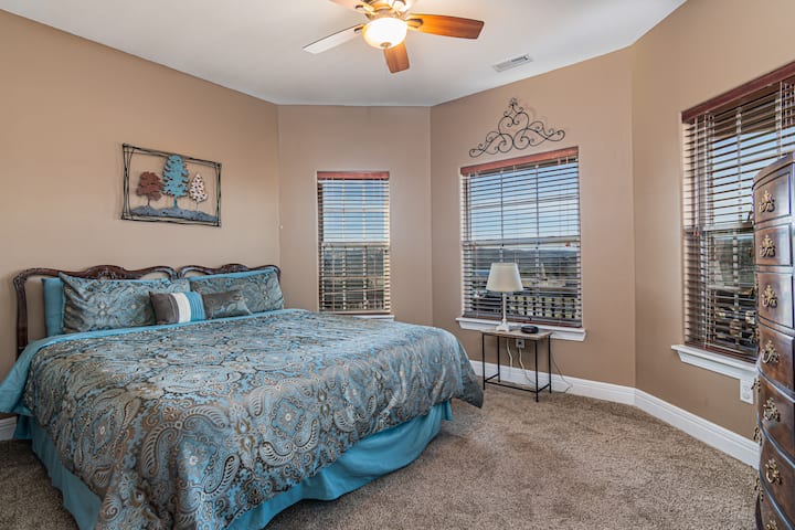 Tento dom nemá jeden, ale dva hlavné apartmány!  Tiež s manželskou posteľou King a skvelým výhľadom!