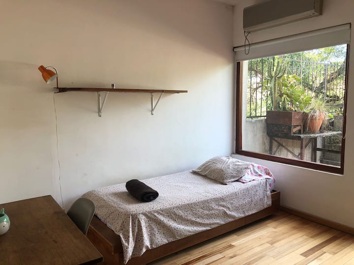 חדר 2 עם מיטה ומיטה שנלקחת מלמטה.