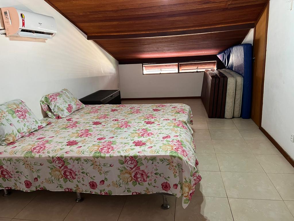 חדר עליית גג עם 2 מיטות יחיד, חדר רחצה ומיזוג אוויר