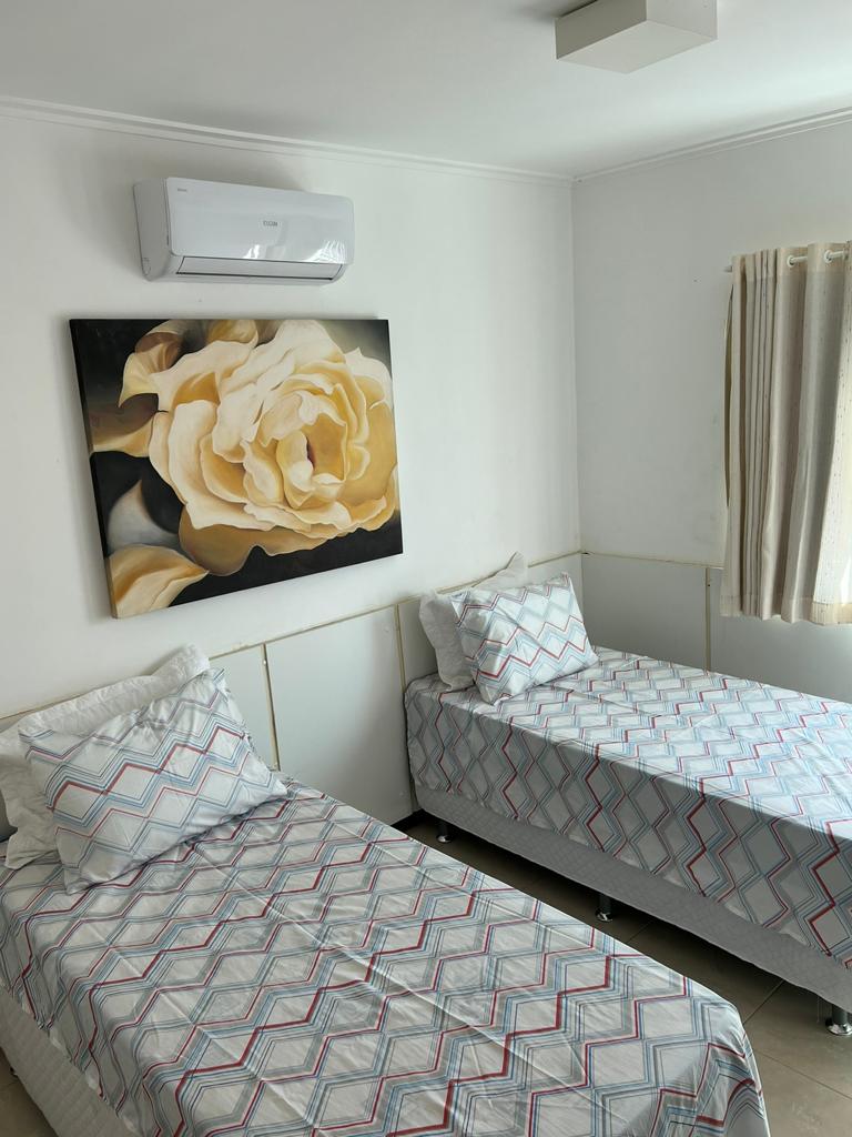 חדר שינה עם 2 מיטות יחיד, מלתחה ומיזוג אוויר בקומה הראשונה