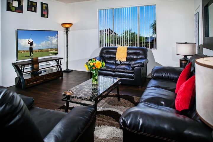 Amplia y cómoda sala de estar con TV de alta definición e Internet de alta velocidad.
