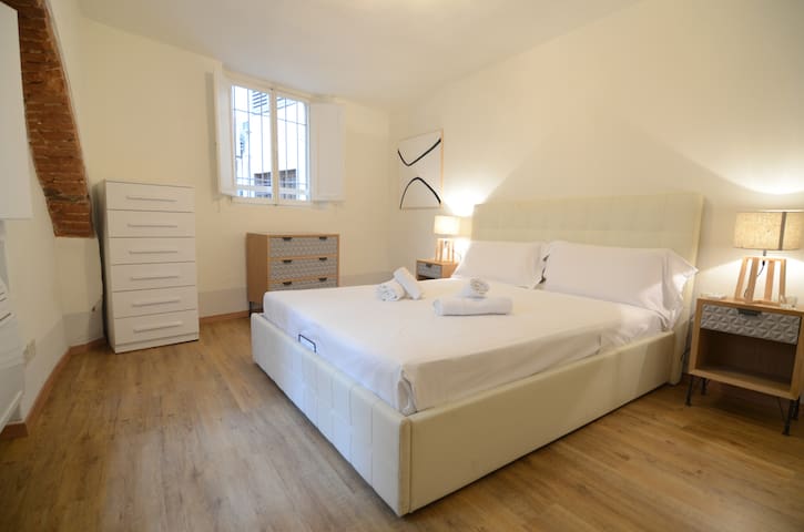 Keys of Italy -Sprone15-2Bdrs Apt by Ponte Vecchio