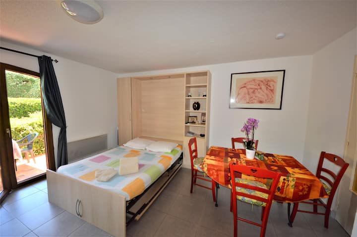 Sebule. Kitanda cha sentimita-140