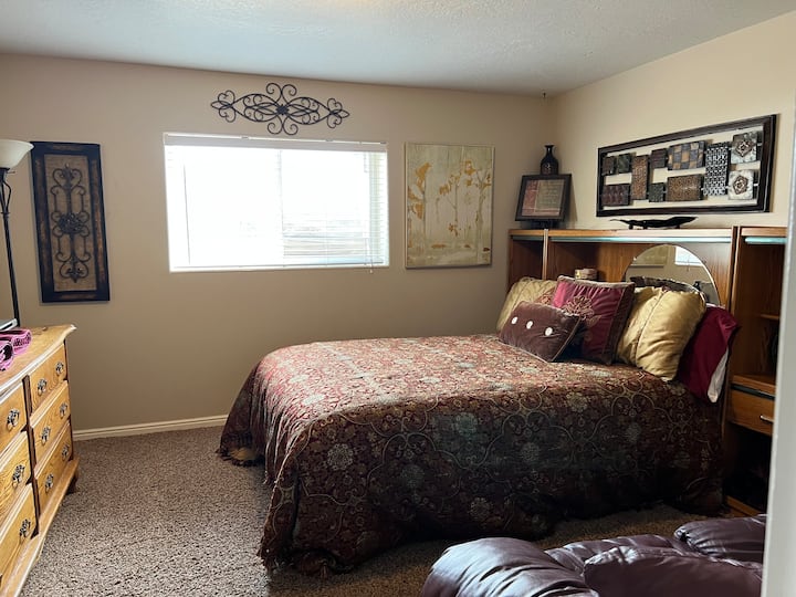 Tretia spálňa s manželskou posteľou Queen.