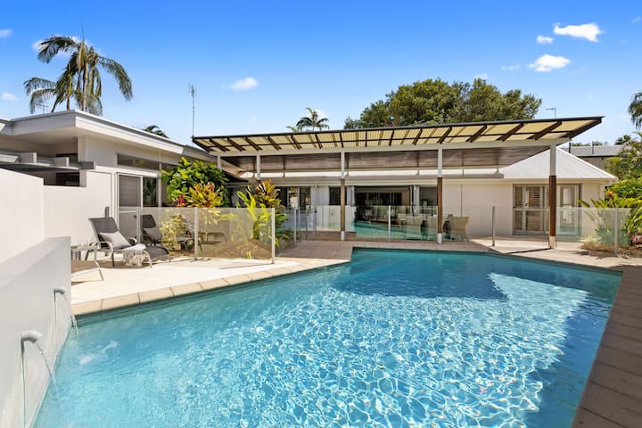 5 minute walk to Noosa Beach & Hastings Street