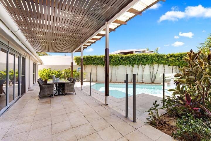 5 minute walk to Noosa Beach & Hastings Street gallery image 4