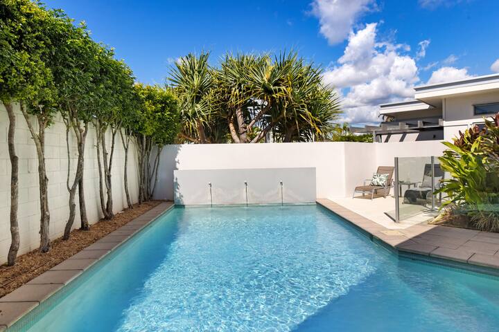 5 minute walk to Noosa Beach & Hastings Street gallery image 3