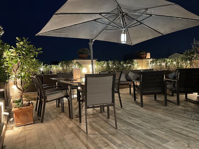 2 bedrooms with private terrace in heart of Rome gallery image 2