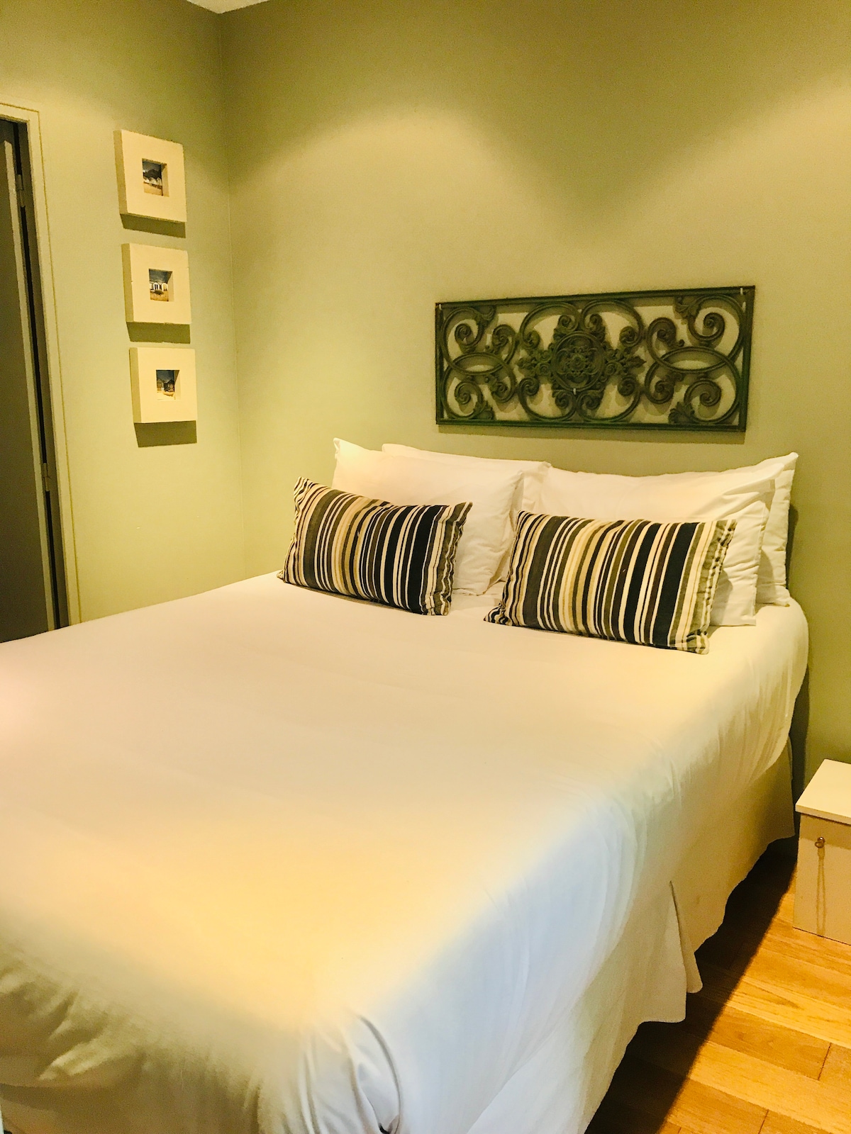 Druhá spálňa poskytuje priamy prístup do vlastnej kúpeľne, ktorá je tiež vybavená rafinovanou  talianskou sprchou.