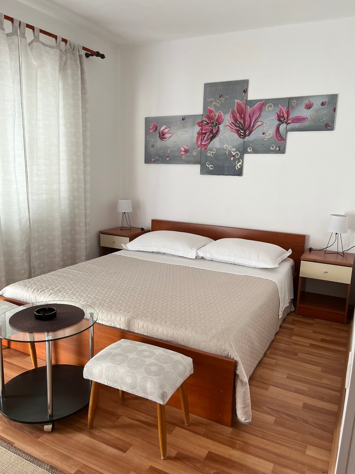 Bračni krevet (širine 180 - 200 cm). 