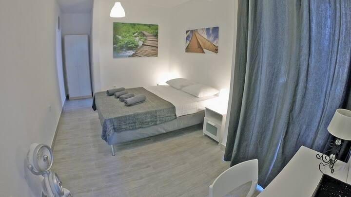 Suita kryesore me banjë dhe ballkon ngjitur (dhoma e gjumit 1)