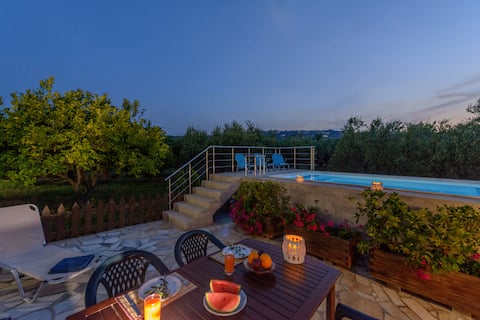 Popular Airbnb listing: AMANI VILLA in Κοινότητα Καλλιθέας