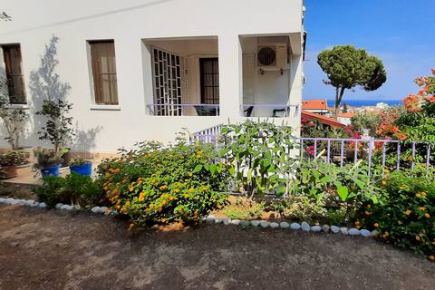 Lovely garden flat with Seaview