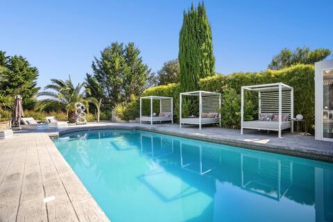 Villa RIVIERA with hot tub and pool in Sommières