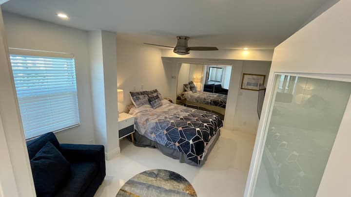 Chambre d'hôtes avec salle de bain privée, Smart TV 42pouces et canapé-lit gigogne. Entièrement rénové en 2020. Carrelage en carrelage blanc en verre partout.