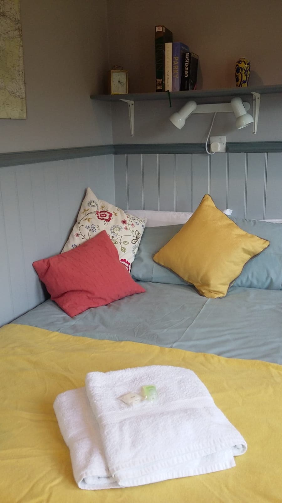 Një krevat i rehatshëm pas një dite të lumtur në këmbë dhe eksplorimit të kësaj zone të bukur panoramike.