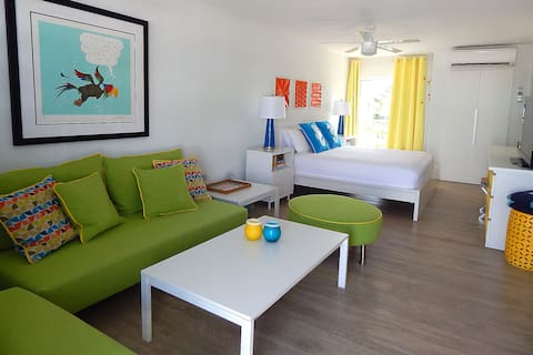Bright Cheery Condo, Ocean Views in Key Colony