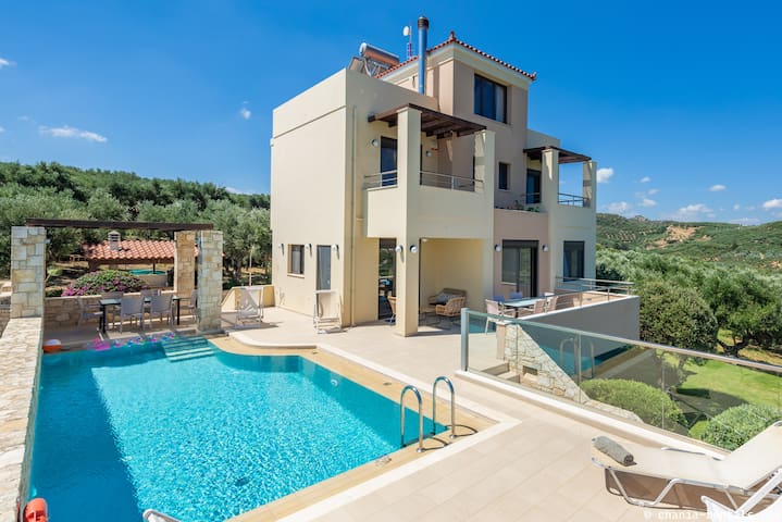 Geana Villa, an impressive villa for 12