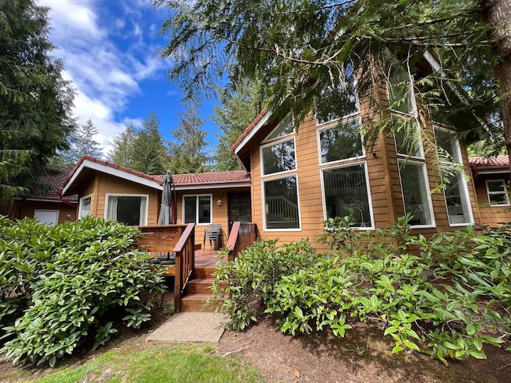 Modern lakefront retreat near the Hood Canal Houses for Rent in Allyn