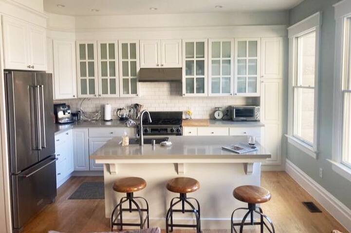 Sweet Edwardian NOPA 3Bd w/Views & Parking gallery image 5