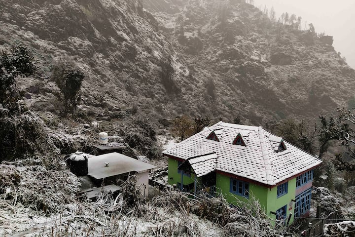 Sun View Mountain Cabin in Gargi village