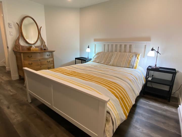 Მეორე საძინებელში არის 152 × 203 სმ ზომის საწოლი და ორადგილიანი კარადა.