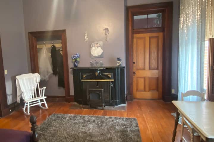 NW bedroom - fireplace