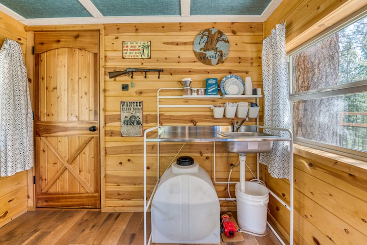 Off Grid 2 Story Treehouse With Private Deck - Montana