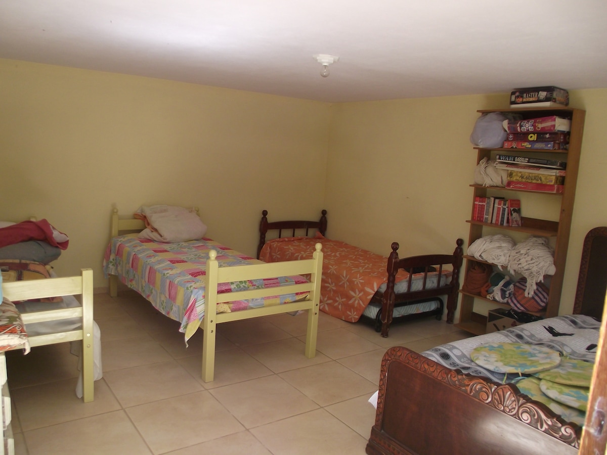 Spálňa 3 nie je vlastná, kúpeľňa je vonkajšia a nachádza sa 6 metrov od obývacieho priestoru.