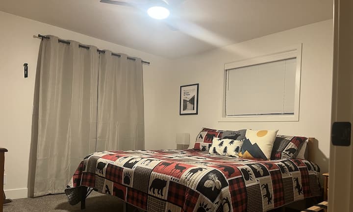 楼下卧室配备加大双人床