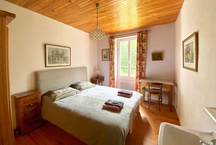 Morganite
Lit Queen Size (160x200)
Shtroja të reja
1 zyrë
1 Garderobë
1 Ngrohje elektrike
1 Lavaman + WiFi Miroir

Ofrohen çarçafë dhe çarçafë