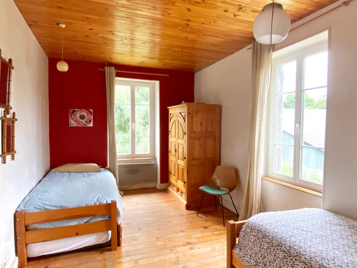 Ruby
2 Krevate Trundle
Shtroja të reja
1 gardërobë
1 ngrohës elektrik wifi
Ofrohen çarçafë dhe çarçafë