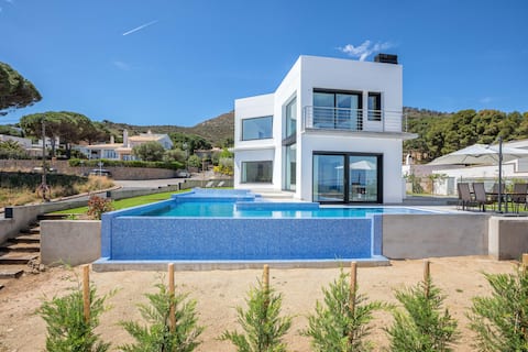 Successful Airbnb property: Sea views in Cap de Creus. Free WIFI. LUMEN HOUSE. in El Port De La Selva