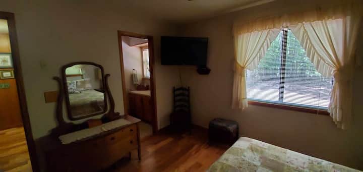 พร้อมทีวีขนาด 40 "และอ่างอาบน้ำที่อยู่ติดกัน