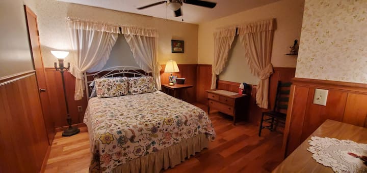 เพลิดเพลินกับความฝันที่น่ารื่นรมย์บนเตียงควีนไซส์แสนสบายในห้องนอนที่ 2