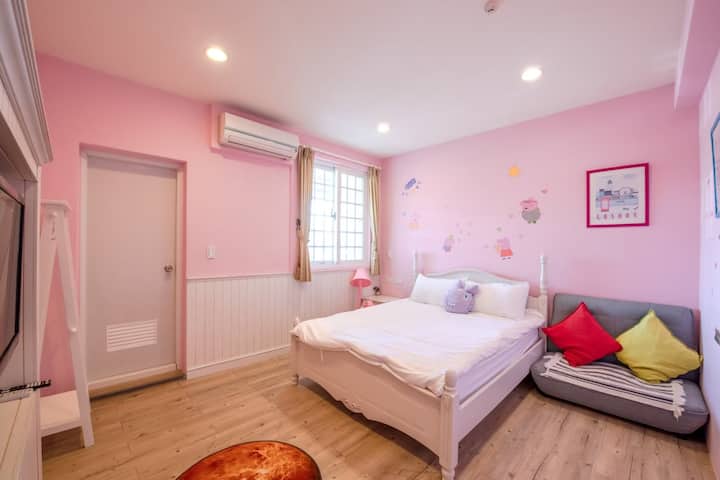 ห้องเตียงใหญ่สีแดงเล็กๆที่ชั้นแรก