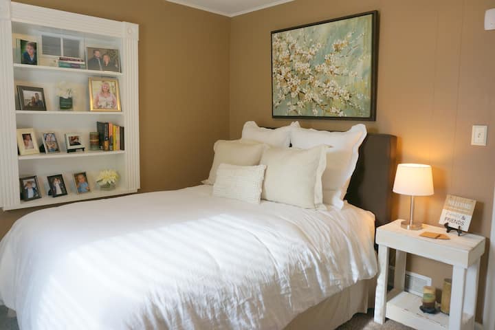 غرفة الضيوف وسرير بحجم كبير بمرتبة علوية من الوسادة العضوية.