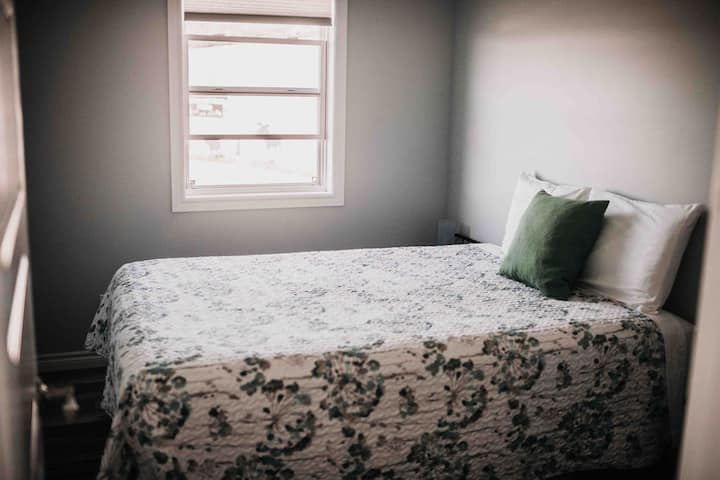 一号卧室配有标准双人床。