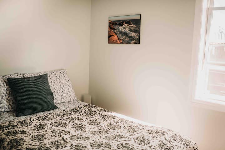 二号卧室配有双人床。