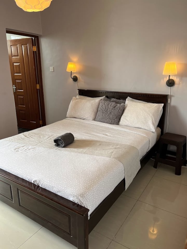 2号卧室配有标准双人床